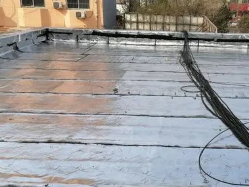 汕头卫生间漏水维修公司分享下汕头屋面楼顶防水刚性防水层施工要点。